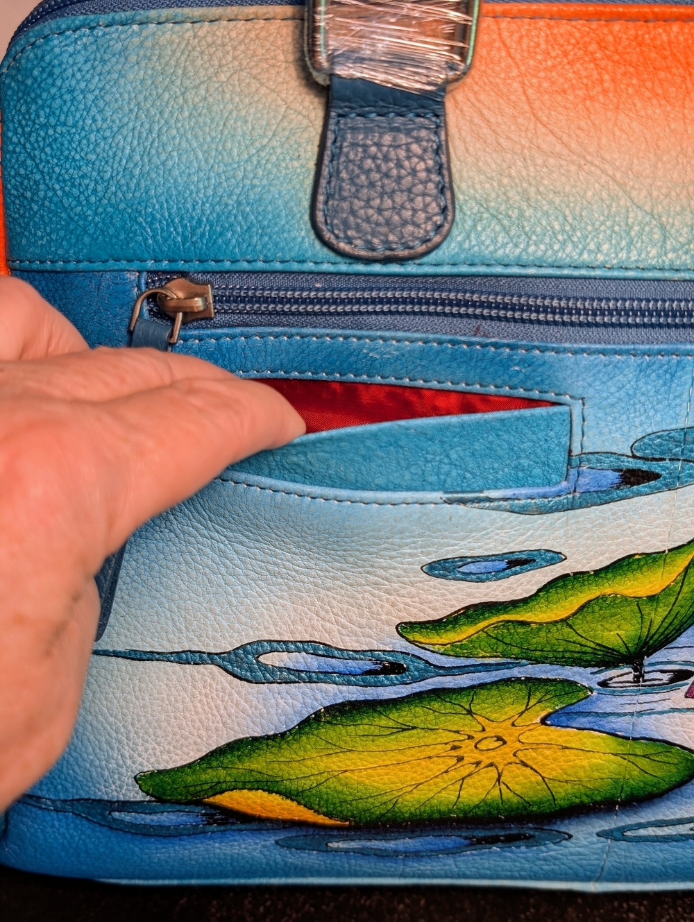 Sukriti Hand-Painted Swan Leather Handbag - Picture 8 of 10